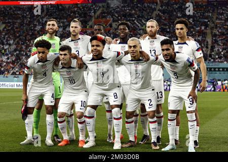 AL-RAYAN - Back ROW (lr) portiere degli Stati Uniti Matt Turner, Walker Zimmerman degli Stati Uniti, Timothy Weah degli Stati Uniti, Yunus Musah degli Stati Uniti, Tim Ream degli Stati Uniti, Antonee Robinson degli Stati Uniti.Front ROW (lr) Tyler Adams degli Stati Uniti, Christian Pulisic degli Stati Uniti, Weston McKennie degli Stati Uniti, Sergino Dest degli Stati Uniti, Jesus Ferreira degli Stati Uniti durante la Coppa del mondo FIFA Qatar 2022 turno di 16 gioco tra i Paesi Bassi e gli Stati Uniti allo stadio internazionale Khalifa il 3 dicembre 2022 a al-Rayyan, Qatar. ANP MAURICE VAN PIETRA Foto Stock