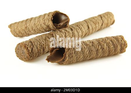 Bastoncini di wafer interi e rotti e croccanti riempiti di crema di cioccolato isolati su sfondo bianco Foto Stock