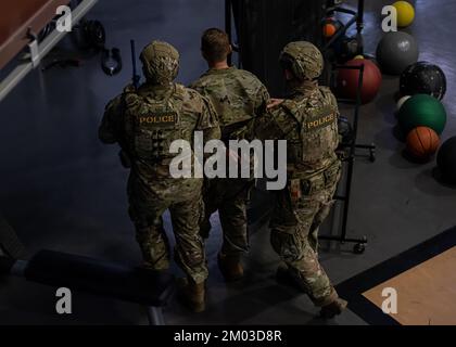 STATI UNITI Air Force Airmen del 366th Security Forces Squadron detengono un assalente simulato durante un esercizio di sparatutto attivo presso la base aeronautica di Mountain Home, Idaho, 10 ottobre 2022. Le esercitazioni attive dello sparatutto consentono agli Airmen di dimostrare e perfezionare la loro capacità di rispondere alle situazioni di emergenza. (STATI UNITI Air Force di Airman 1st Class Krista Reed Choate) Foto Stock