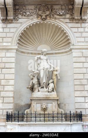 Statua sulla facciata di Palazzo del Lloyd Triestino, Piazza unita d'Italia, Trieste, Regione Friuli Venezia Giulia, Italia Foto Stock