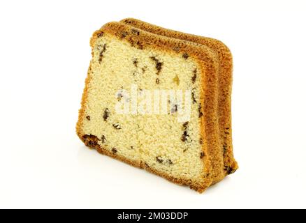 Fetta di torta di kuchen tedesca con chip di cioccolato isolata su fondo bianco. Tessuto spugnoso Foto Stock