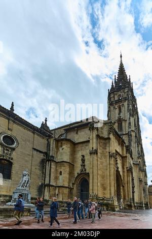 Oviedo, Spagna - 3 dicembre 2022: Cattedrale di Oviedo in Plaza Alfonso II el casco nelle Asturie. Spagna Foto Stock