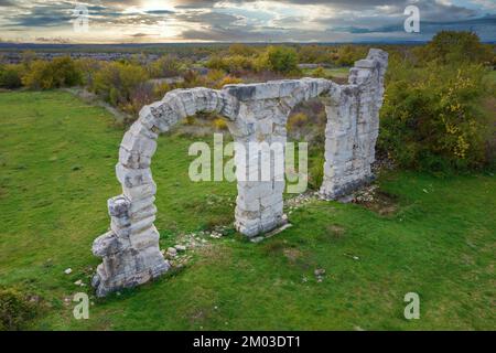 Veduta aerea sugli archi del principio di Burnum nel Parco Nazionale di Krka in Croazia Foto Stock