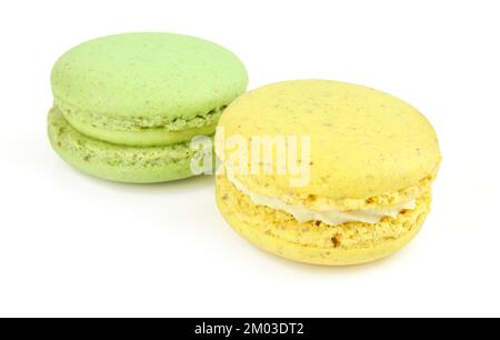Macaron verdi e gialli isolati su sfondo bianco. Due macaron, delicatezza francese Foto Stock