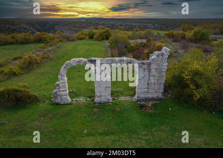 Veduta aerea sugli archi del principio di Burnum nel Parco Nazionale di Krka in Croazia Foto Stock