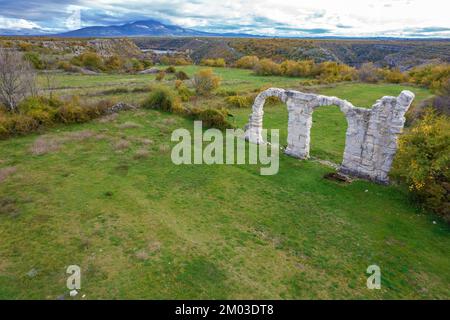 Veduta aerea sugli archi del principio di Burnum nel Parco Nazionale di Krka in Croazia Foto Stock