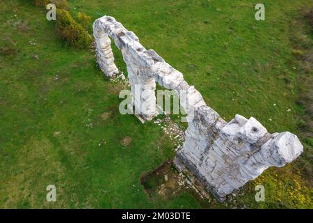 Veduta aerea sugli archi del principio di Burnum nel Parco Nazionale di Krka in Croazia Foto Stock