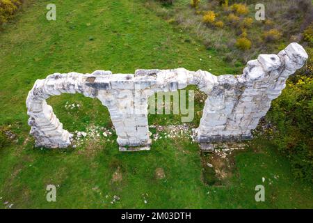 Veduta aerea sugli archi del principio di Burnum nel Parco Nazionale di Krka in Croazia Foto Stock