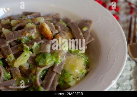 Pizzoccheri alla Valtellinese. Preparato in modo classico in Valtellina (una piccola valle situata nella regione Lombardia del Nord Italia) o in Graubünden.C. Foto Stock
