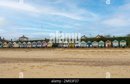 Southwold Regno Unito 23, novembre 2022 Una fila di capanne colorate sotto un cielo blu alla spiaggia di Southwold in Inghilterra Foto Stock