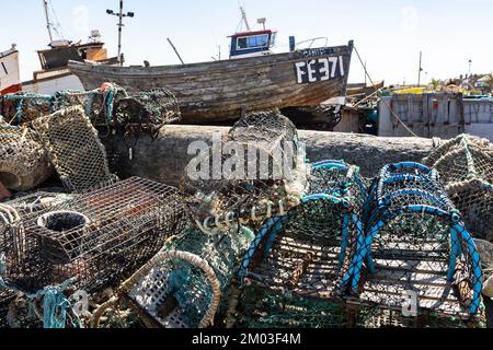 Dover, Kent, regno unito, 25, agosto 2022 pentole o canne di granchio e aragosta impilate Foto Stock