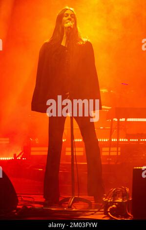 Brixton, Londra, Regno Unito. 03rd Dec, 2022. Tom Ogden della rock band Blossoms che si esibisce in concerto presso l'Academy Brixton O2 di Londra. Credit: John Barry/Alamy Live News Foto Stock