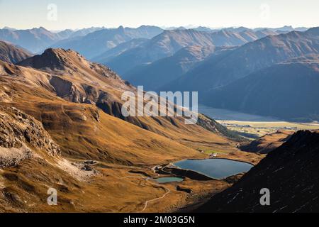 Bernina e Palu catena montuosa con lago nelle Alpi, Engadina, Svizzera Foto Stock