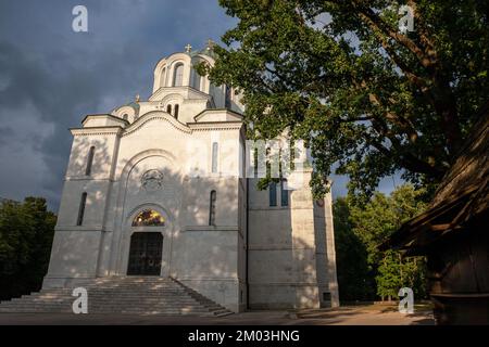 Chiesa di San Giorgio Oplenac, è il mausoleo della casa reale serba e jugoslava di Karadjordjevic, sulla cima della collina Oplenac, città di Topola. Foto Stock