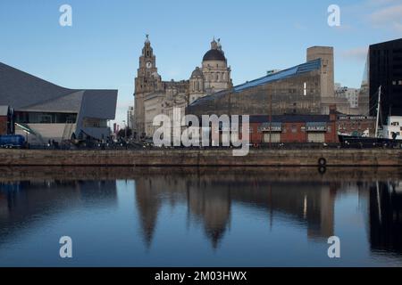 Il Royal Liver Building e il Port of Liverpool Building e l'architettura moderna, Liverpool banchina, Inghilterra UK Foto Stock