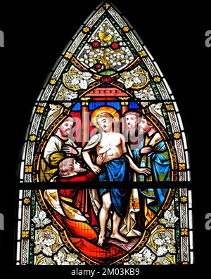 Tommaso che tocca la ferita della lancia di Gesù, da Ward & Hughes, 1869, finestra di vetro macchiato, Stanhoe, Norfolk, Inghilterra, Regno Unito Foto Stock