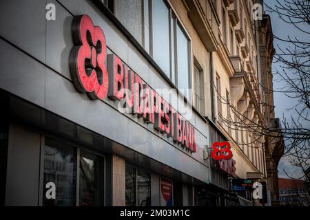 Immagine di un cartello della Banca di Budapest sulla loro filiale a Budapest, Ungheria. Budapest Bank è una banca commerciale fondata nel 1987, precedentemente appartenente a GE Cap Foto Stock