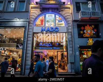 Immagine di un segno con il logo di Mado a Istanbul, Turchia. MADO è un marchio turco di gelati e pasticceria che ha circa 300 punti vendita in Turchia e 22 Foto Stock