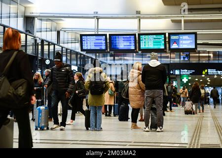 Sciopero a SNCF, il 60% del TGV sarà annullato questo fine settimana. L'immagine mostra le persone che trasportano le valigie (bagagli, valigie) prima di un viaggio, (vacanze) alla stazione ferroviaria Gare Montparnasse di Parigi, Francia, il 2 dicembre 2022. Foto di Victor Joly/ABACAPRESS.COM Foto Stock