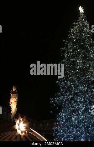 Città del Vaticano, Vaticano, 3 dicembre 2022. Cerimonia di illuminazione del presepio e l'albero di Natale in San Piazza Pietro. Maria Grazia Picciarella/Alamy Live News Foto Stock