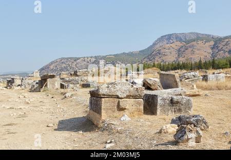 L'enorme necropoli di Hierapolis sopra Pamukkale Foto Stock