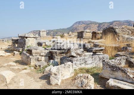 L'enorme necropoli di Hierapolis sopra Pamukkale Foto Stock