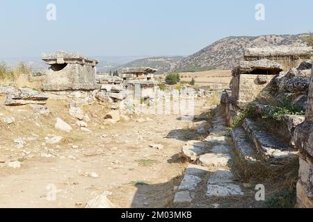 L'enorme necropoli di Hierapolis sopra Pamukkale Foto Stock