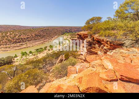 Scogliera rocciosa con formazione di arenaria stratificata sulla Gola del fiume Murchison lungo il Nature Window Trail nel Parco Nazionale di Kalbarri, Australia. Foto Stock