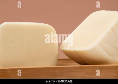 Formaggio Mineas semi-stagionato su un vassoio di bambù Foto Stock