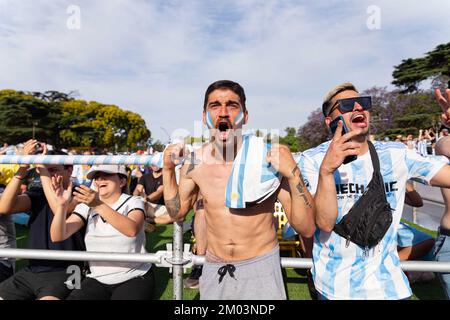 Buenos Aires, Buenos Aires, Argentina. 3rd Dec, 2022. L'Argentina ha battuto l'Australia 2-1 in una partita di lunga sofferenza e giocherà i Paesi Bassi nei quarti di finale.la Scaloneta ha sconfitto il loro omologo dall'Oceania in una partita vibrante per il round del 16 della Coppa del mondo Qatar 2022. Lionel messi e JuliÃ¡n Ãlvarez hanno segnato i gol per Albiceleste. (Credit Image: © Virginia Chaile/ZUMA Press Wire) Foto Stock