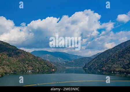 Vista soleggiata del lago artificiale di Wushe a Nantou, Taiwan Foto Stock