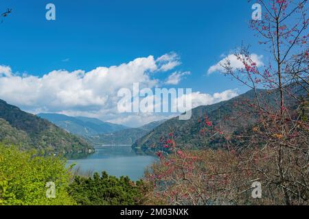 Vista soleggiata del lago artificiale di Wushe a Nantou, Taiwan Foto Stock