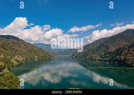 Vista soleggiata del lago artificiale di Wushe a Nantou, Taiwan Foto Stock