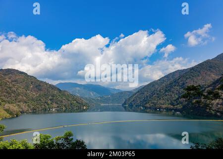 Vista soleggiata del lago artificiale di Wushe a Nantou, Taiwan Foto Stock