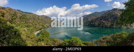 Vista soleggiata del lago artificiale di Wushe a Nantou, Taiwan Foto Stock
