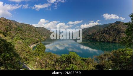 Vista soleggiata del lago artificiale di Wushe a Nantou, Taiwan Foto Stock