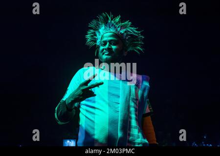 Dhaka, Bangladesh. 04th Dec, 2022. Il tifoso argentino si pone per una foto mentre guarda la partita di calcio tra Argentina e Australia. (Punteggi finali; Argentina 2-1 Australia). Credit: SOPA Images Limited/Alamy Live News Foto Stock