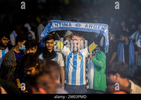 Dhaka, Bangladesh. 04th Dec, 2022. I tifosi di calcio argentini reagiscono mentre guardano la partita di calcio tra Argentina e Australia. (Punteggi finali; Argentina 2-1 Australia). Credit: SOPA Images Limited/Alamy Live News Foto Stock