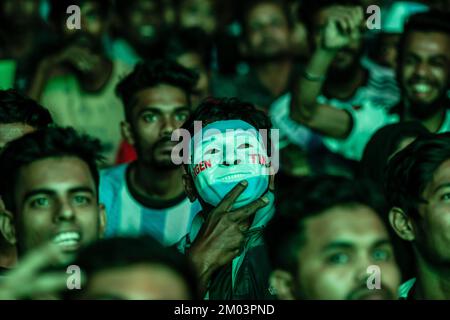 Dhaka, Bangladesh. 04th Dec, 2022. Il tifoso di calcio argentino indossa una maschera mentre guarda la partita di calcio tra Argentina e Australia. (Punteggi finali; Argentina 2-1 Australia). Credit: SOPA Images Limited/Alamy Live News Foto Stock