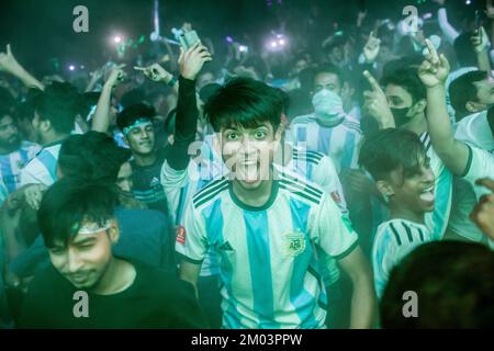 Dhaka, Bangladesh. 04th Dec, 2022. I tifosi di calcio argentini festeggiano la partita vincente della loro squadra contro l'Australia alla Coppa del mondo. (Punteggi finali; Argentina 2-1 Australia). Credit: SOPA Images Limited/Alamy Live News Foto Stock