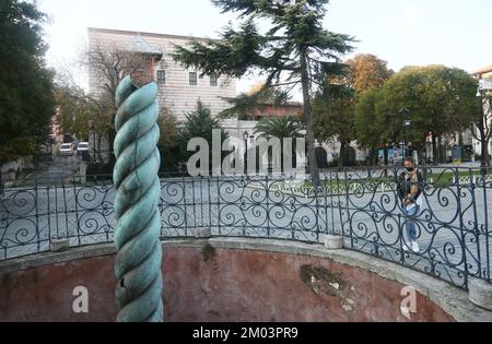 ISTANBUL, TURCHIA - 18 NOVEMBRE: Colonna serpentina (in turco: Yilanlı Sutun) dietro il Palazzo Ibrahim Pasha in Piazza dell'Ippodromo di Sultanahmet il 18 novembre 2020 a Istanbul, Turchia. Foto Stock