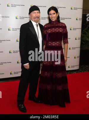Washington DC, Stati Uniti. 03rd Dec, 2022. The Edge e sua moglie, Morleigh Steinberg, arrivano per la cena ufficiale dell'artista in onore dei vincitori del 45th° premio annuale del Kennedy Center al Dipartimento di Stato di Washington, DC sabato 3 dicembre 2022. Credit: MediaPunch Inc/Alamy Live News Foto Stock