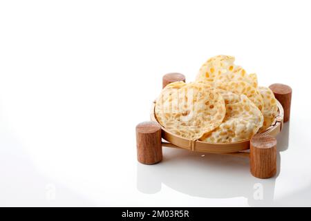 Tempeh chips o Keripik Kripik Tempe, cracker preferito dall'Indonesia, Tempe a fette sottili condite con fritto profondo. Isolato su bianco con spazio copia Foto Stock