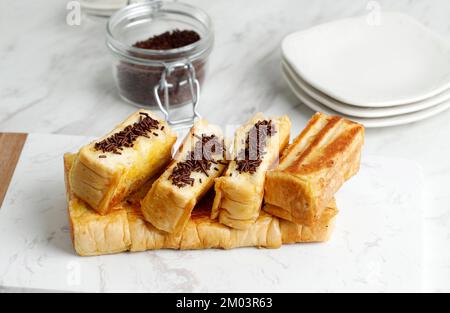 Roti Bakar Bandung, pane arrosto con spolverino al cioccolato. Popolare Street Food da West Java Foto Stock