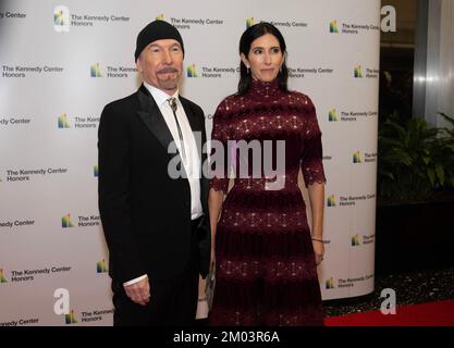 Washington DC, Stati Uniti. 03rd Dec, 2022. The Edge e sua moglie, Morleigh Steinberg, arrivano per la cena ufficiale dell'artista in onore dei vincitori del 45th° premio annuale del Kennedy Center al Dipartimento di Stato di Washington, DC sabato 3 dicembre 2022. Credit: MediaPunch Inc/Alamy Live News Foto Stock