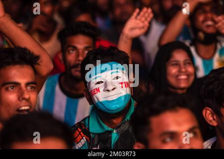 Dhaka, Bangladesh. 04th Dec, 2022. Il tifoso di calcio argentino indossa una maschera mentre guarda la partita di calcio tra Argentina e Australia. (Punteggi finali; Argentina 2-1 Australia). (Foto di Sazzad Hossain/SOPA Images/Sipa USA) Credit: Sipa USA/Alamy Live News Foto Stock