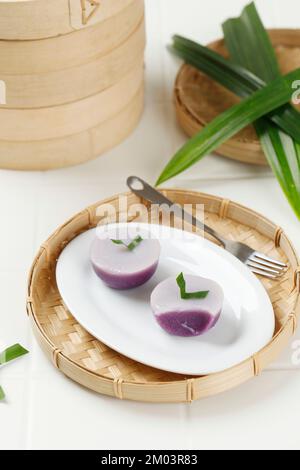 KUE Talam Ubi Ungu, torta tradizionale a base di patate dolci viola, latte di cocco, farina di riso e farina di tapioca. Foto Stock