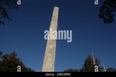 L'Obelisco murato o colonna di Costantino (turco: Orme Dikilitas) sulla Piazza dell'Ippodromo di Sultanahmet nel quartiere Eminonu di Istanbul, Turchia. Foto Stock