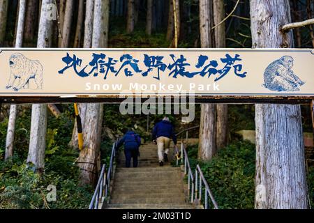 Cartello per il parco delle scimmie delle nevi alle scale di ingresso di Nagano in Giappone Foto Stock