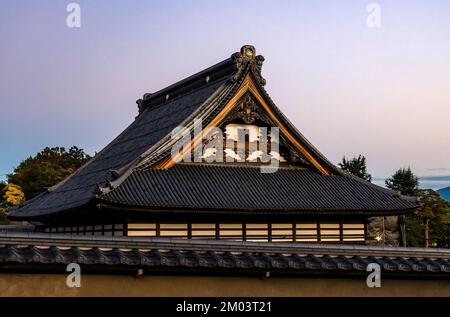 Vista panoramica sul tetto del vecchio tempio in legno di Zenkoji Foto Stock